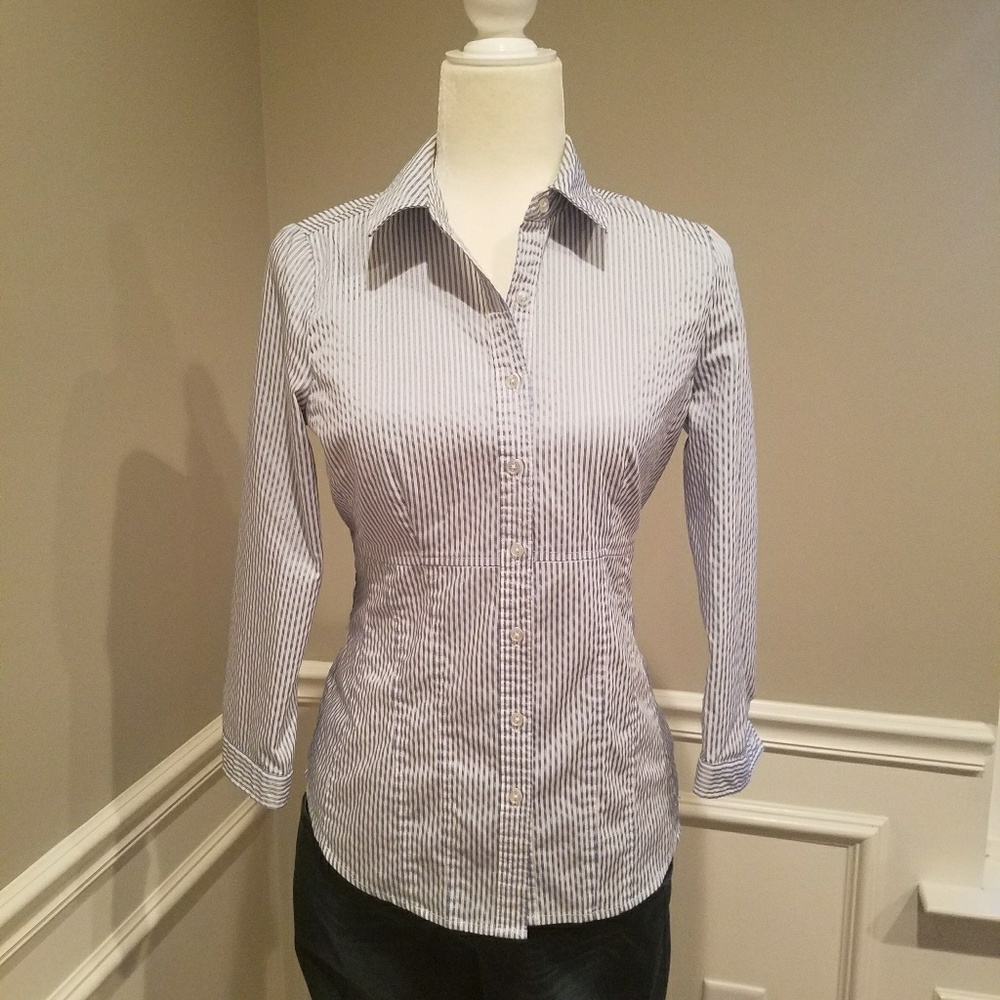 Like new button up three quarter sleeve. New York